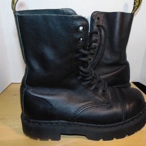 🌟DR MARTEN soft leather almost new. Size 7 men, 8 women’s. Practical and mono⭐️